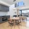 Modern City Loft - Balcony Scenic Mountain Views Modern City Loft - Balcony Scenic Mountain Views