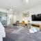 18th Floor Seaview Executive Style King Bed with Pool and Gym