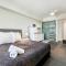 18th Floor Seaview Executive Style King Bed with Pool and Gym