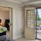 Sunset Shores Scarborough King Bed Beachfront