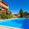 Paradise for children, Family apartment Oros Medulin, with a pool, gl