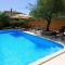Paradise for children, Family apartment Oros Medulin, with a pool, gl