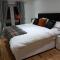 LANGLEY APARTMENT free parking outside between 6 pm and 8 am Secure parking 2 min walk Ideal for TRADES AND TOURISTS WANTING GREAT LOCATION