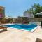 Villa Sagri - heated pool - Žagrići
