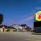 Super 8 by Wyndham Gananoque - Country Squire Resort