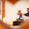 Forest Chalet, 15 min to salzburg olt town, and most beautiful lakes, secluded location, 1,000 sqm garden, mountainview, panorama sauna, bath whirlpool, BBQ&bikes&sunbeds for free, up to 10 p
