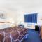 Super 8 by Wyndham Montgomery Maybrook - Montgomery