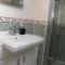 Westmorland - 4 Bedroom House - FREE Parking for up to 7 Cars - Walking distance to QMC and University - Ideal for Contractors and Large Groups