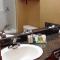 Rosslyn Inn & Suites