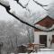 Cottage with a terrace and a view of the valley - Евай