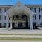 Oak Tree Inn & Suites