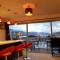 Central Lakeview Apartment with amazing rooftop 镇上湖景三室套房