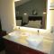 Edgewater Hotel and Suites - بوت-إن-باي
