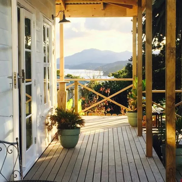 Marriners Luxury Guesthouse، فندق في Rawene