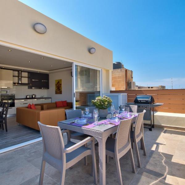 Valletta Luxe 3-Bedroom Duplex Penthouse with Sea View Terrace and Jacuzzi