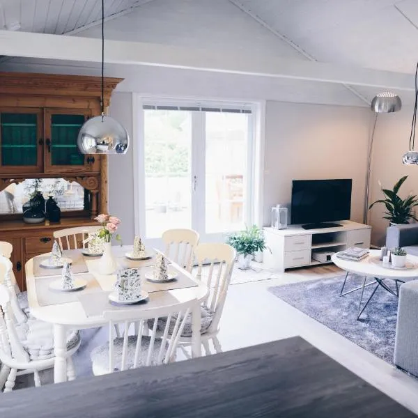 Dalhus - House with jacuzzi, Hotel in Norddal