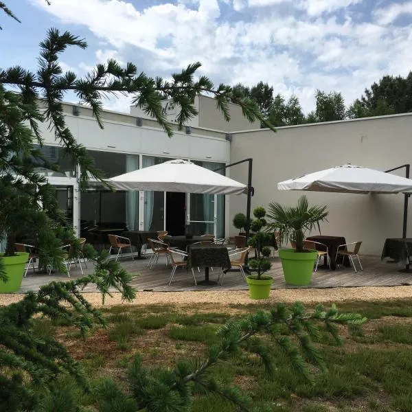 Montfort-le-Gesnois में, होटल Logis des Sittelles