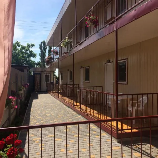 Дом семейного отдыха, hotel in Karolino-Buhaz