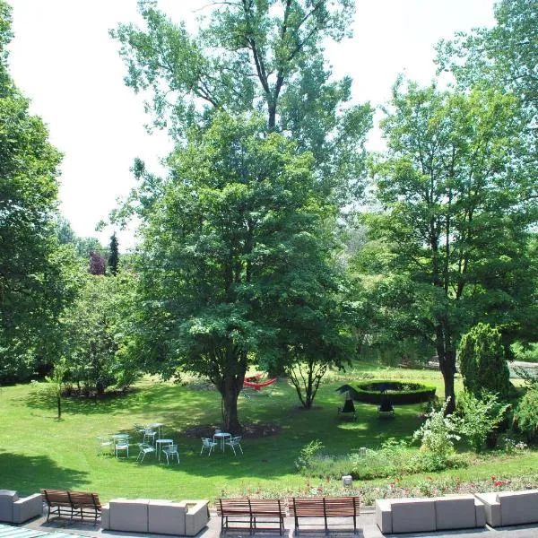 La Roseraie. Gaume-Ardenne-lacuisine sur Semois., hotel in Florenville