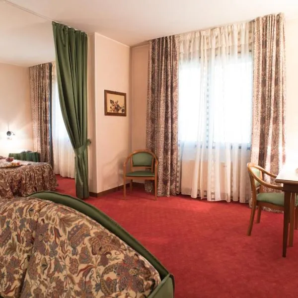 Hotel Tessarin، فندق في Taglio di Po