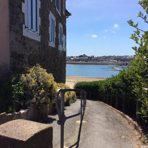 Le Dauphine 20m de la plage, hotel in Saint Malo