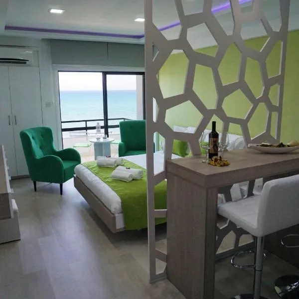 라르나카에 위치한 호텔 Lazuli Sea View-Beachfront Ap 405