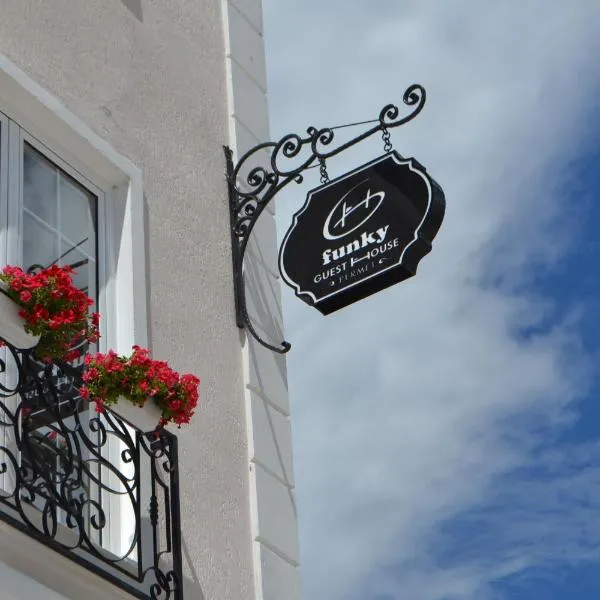 Funky Guest House & Adventures, hotel v destinaci Përmet