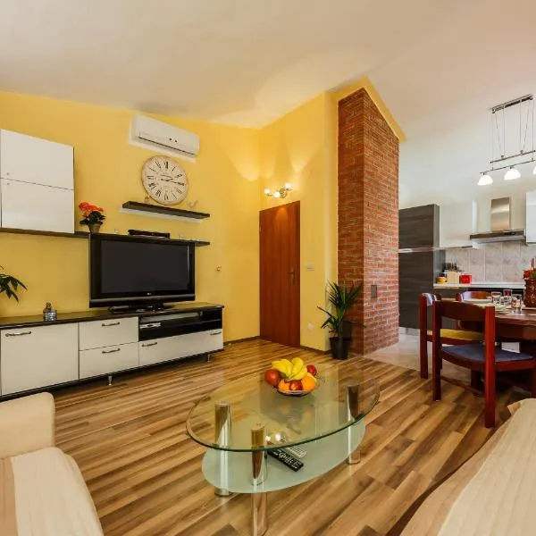 Two beautiful apartments near the sea, hotel in Kaštela
