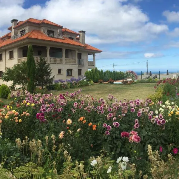 Pensión Residencia A Cruzán, hotel em Noalla