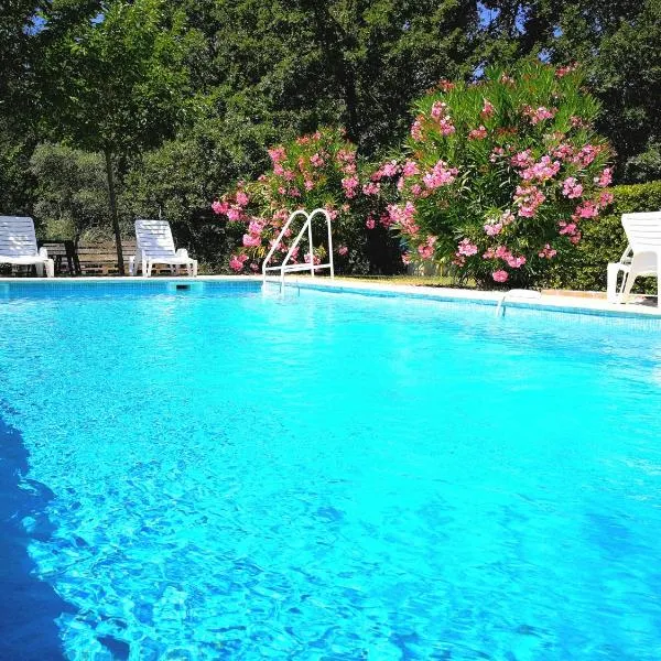 Au Bien Etre piscine chauffée, hotel a Villecroze
