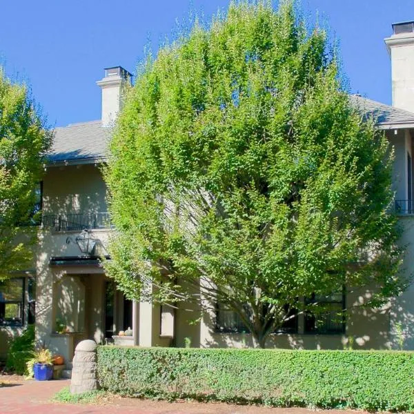 Hilltop Inn, hotel v destinaci Newport