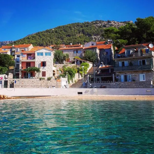 Accommodation Stella Mare, מלון בבול