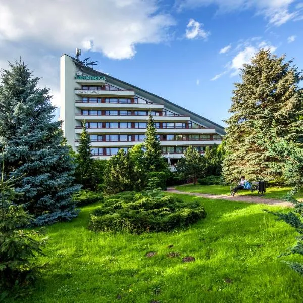 Hotel Jaskółka、ウストロンのホテル
