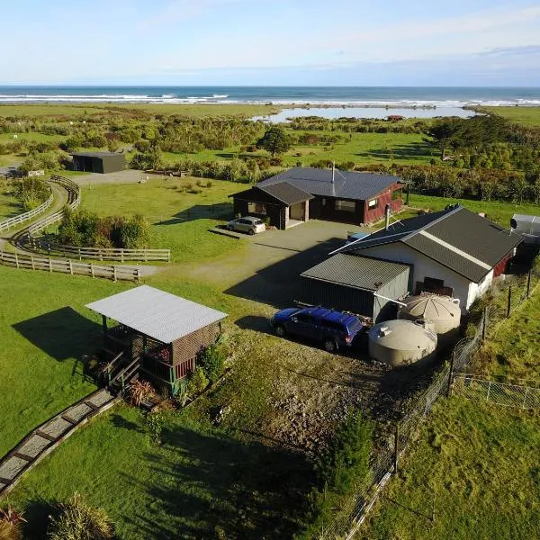 Koru Beachfront Holiday Cabins & Hot Tub, hotel in Barrytown