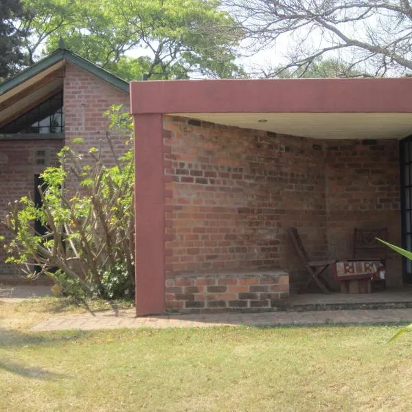 Weaver Cottages, hotel in Harare