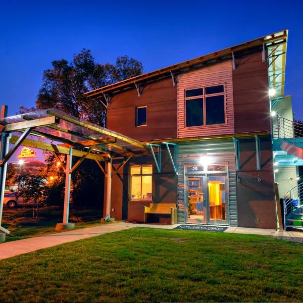 The Crash Pad: An Uncommon Hostel, khách sạn ở Chattanooga