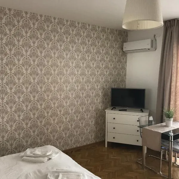 Budapest Downtown Apartments with Balcony & optional Garage & Restaurant in the building，位于布达佩斯的酒店