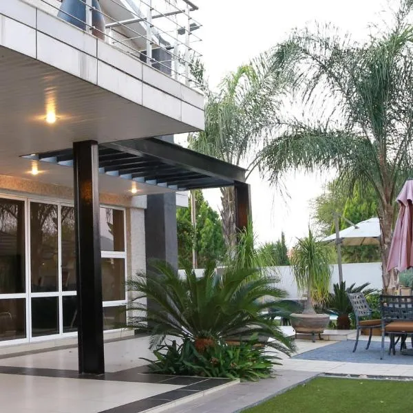 Cycad Palm Guest House Gaborone，位于哈博罗内的酒店
