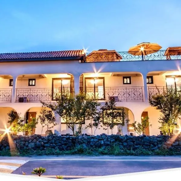 Dongbackdongsan Pension, hotel a Jeju