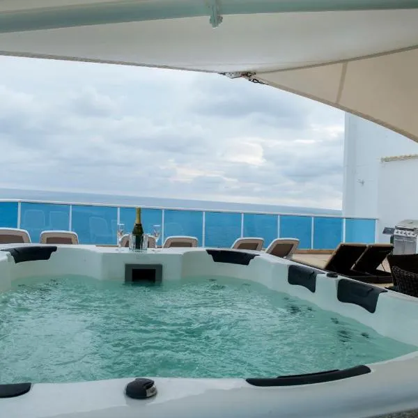 OCEAN VIEW SPACIOUS PENTHOUSES WITH BIG TERRACES AND OVER 318 Square Meters, hotel in Cartagena de Indias