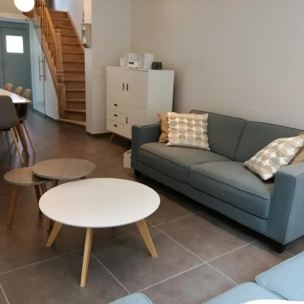 The Front Door N12, ξενοδοχείο στο Υπρ