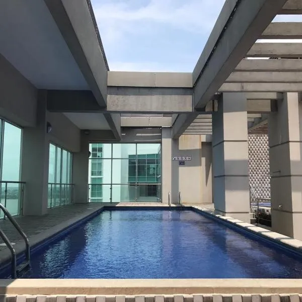 Puerto Santa Ana Suites Guayaquil, hotel in Guayaquil