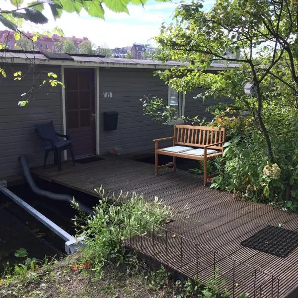 Tiny Houseboat B&B on the Amstel River, hotel in Amsterdam