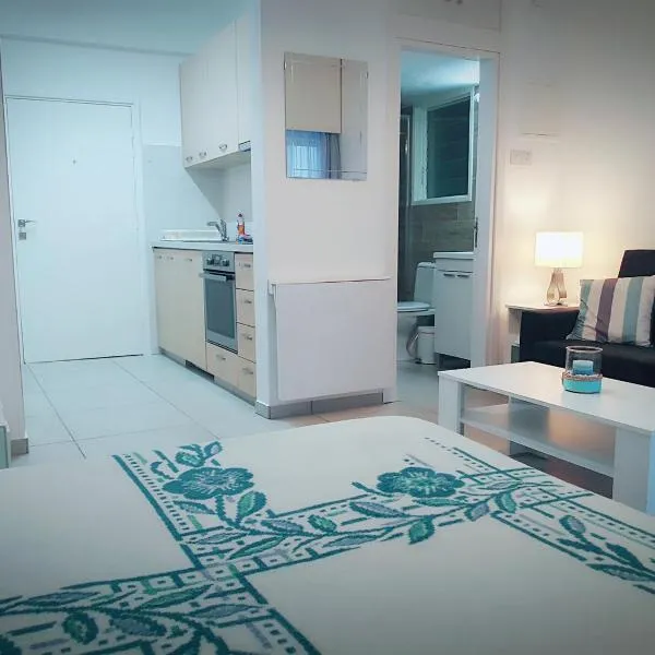 Billis Beach Apartment, hotel in Limassol