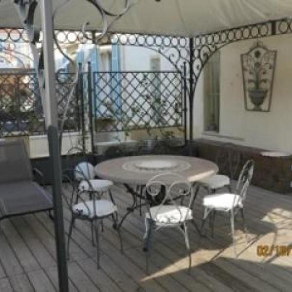 Beautifully decorated two bedroom apartment in the heart of Cannes five minutes walk from Palais 409