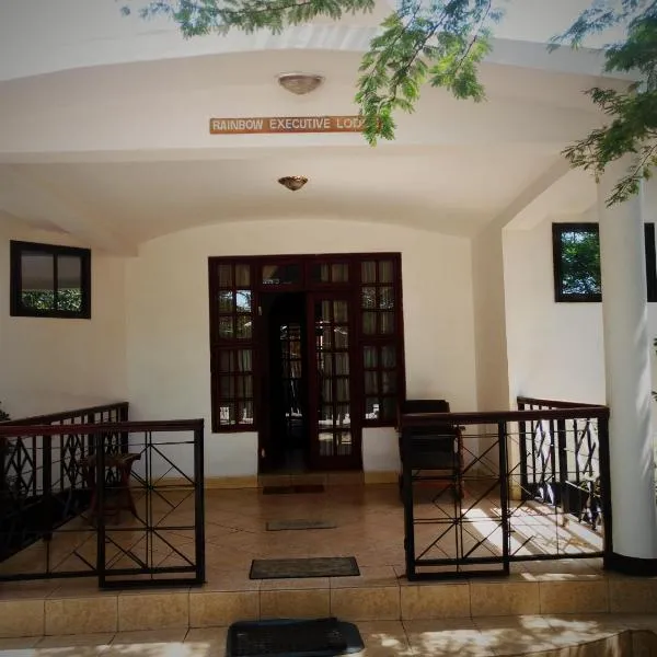 Rainbow Executive Lodge, hotel in Boma la Ngombe