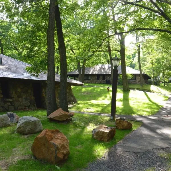 Overlook Lodge and Stone Cottages at Bear Mountain, hôtel à Highland Falls