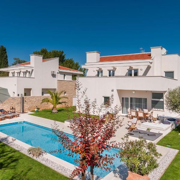 Villa Bella- White
