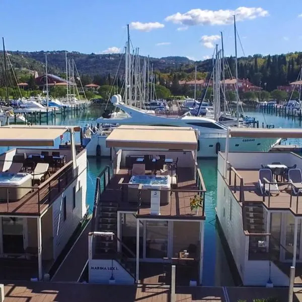 Floating Sea Houses MARINA LUX, hotel v Portoroz