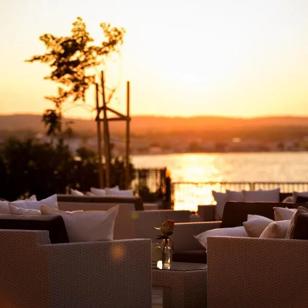 Sunset Deluxe Apartments, hotel in Vir